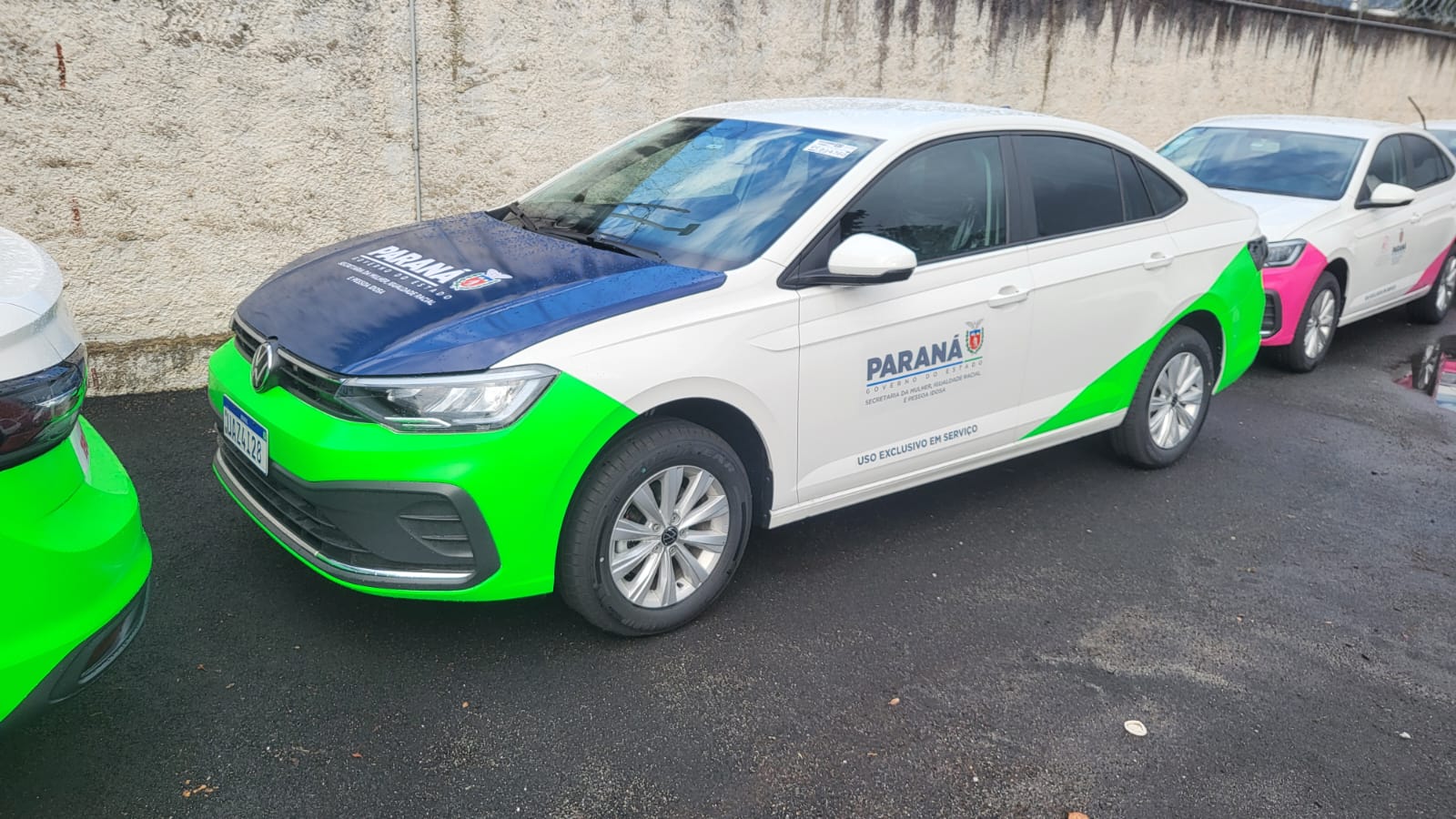 Volkswagen Virtus com envelopamento azul e verde do Governo do Paraná