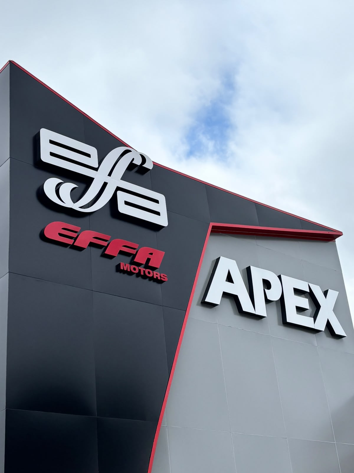 Fachada EFFA Motors e APEX com letras caixa em relevo